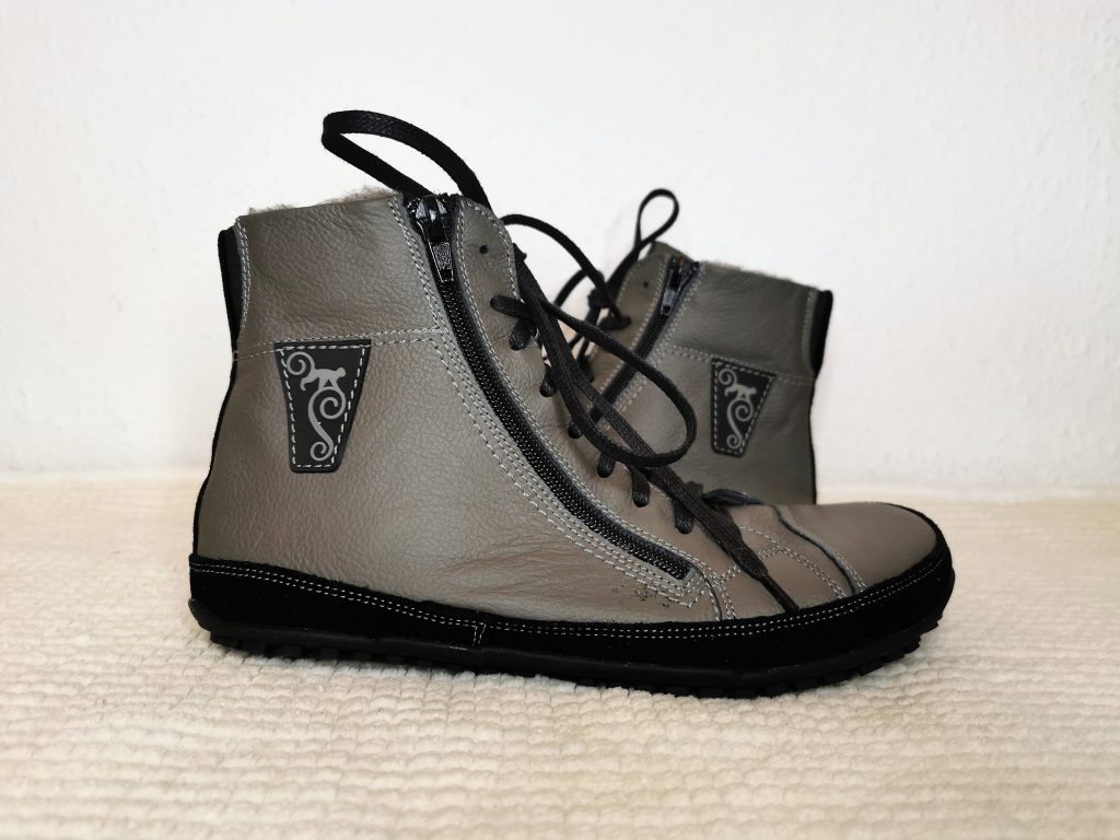 egy pár szürke Magical Alaskan X barefoot csizma