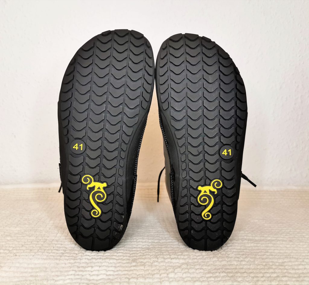 egy pár Magical Alaskan X barefoot csizma talpa alulnézetből