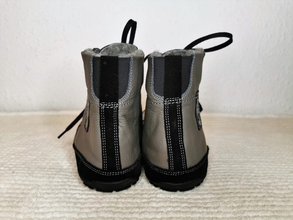 egy pár szürke Magical Alaskan X barefoot csizma hátulnézetben