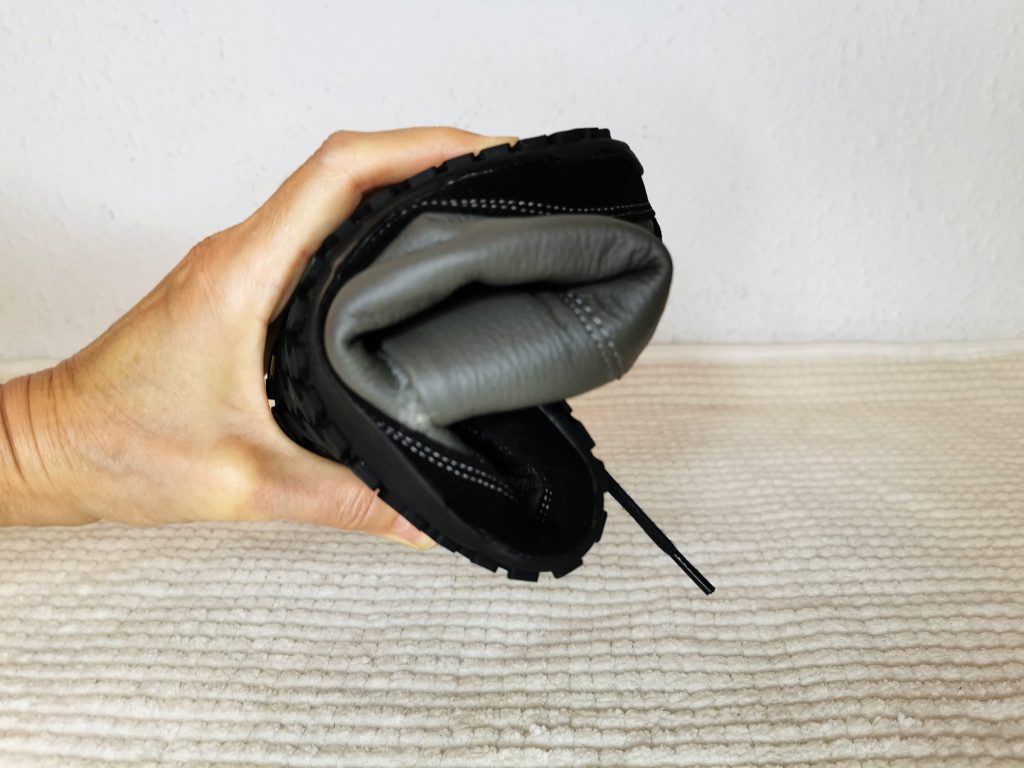 egy szürke, nagyon rugalmas talpú Magical Alaskan X barefoot csizma felgöngyölítve, oldalnézetben