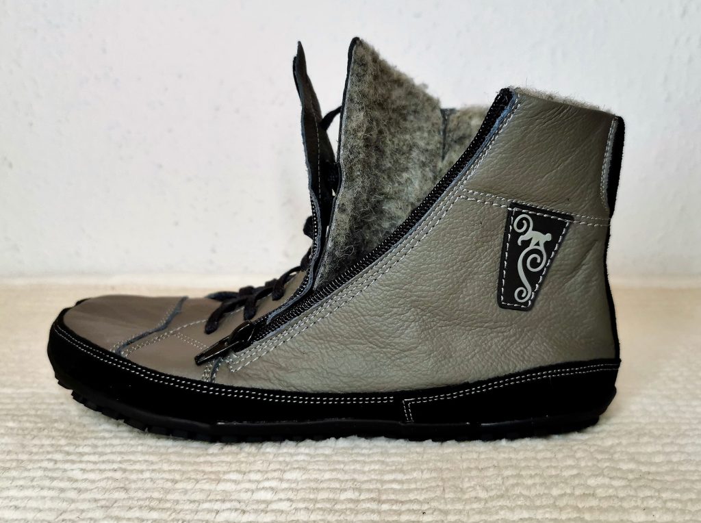 egy bal lábra való, szürke Magical Alaskan X barefoot csizma oldalról, lehúzott cipzárral