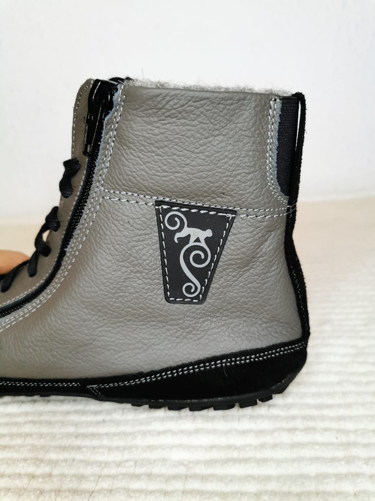 egy bal lábra való, szürke Magical Alaskan X barefoot bokacsizma hátsó fele a külső oldaláról nézve