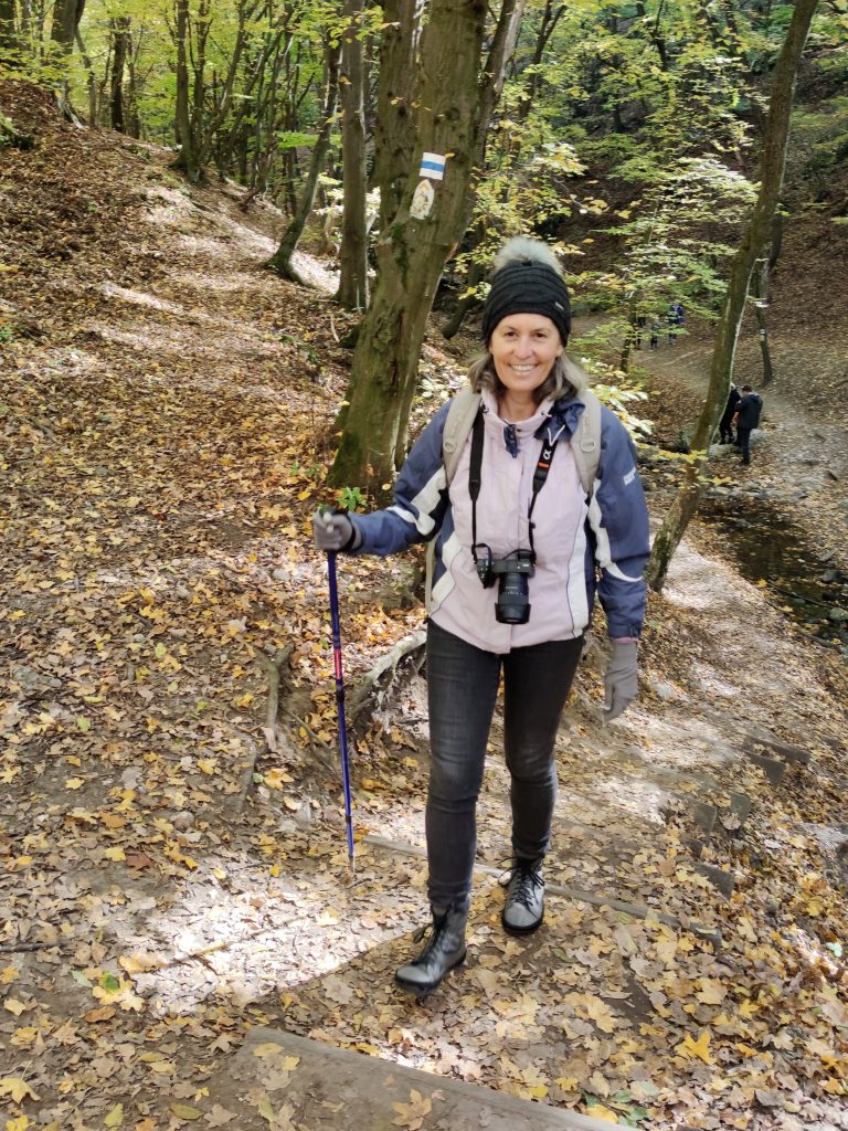 kiránduló nő Magical Alaskan barefoot bokacsizmával a lábán, szemből