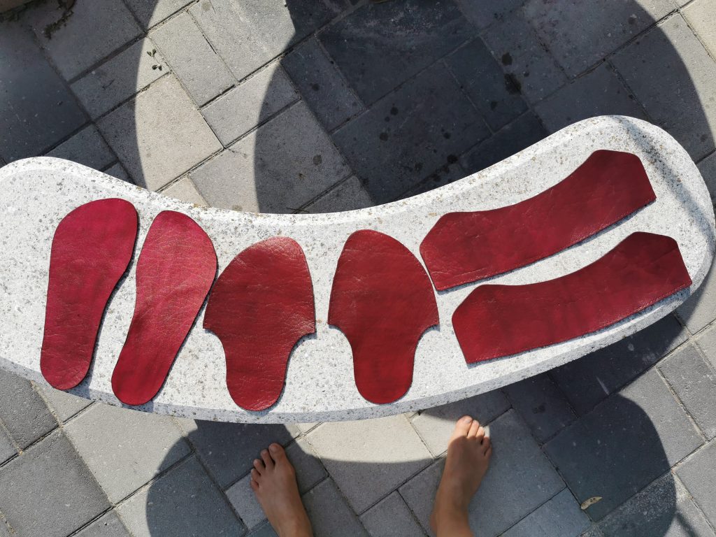 Házliag készült barefoot cipőhöz kivágott bőrminták festés után