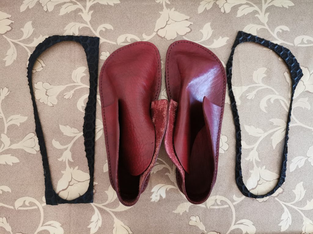 Házilag készült barefoot cipő és talpmaradványok