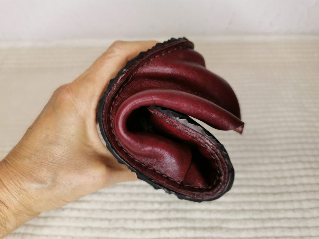 Házilag készült barefoot cipő feltekerve (rugalmassági teszt)