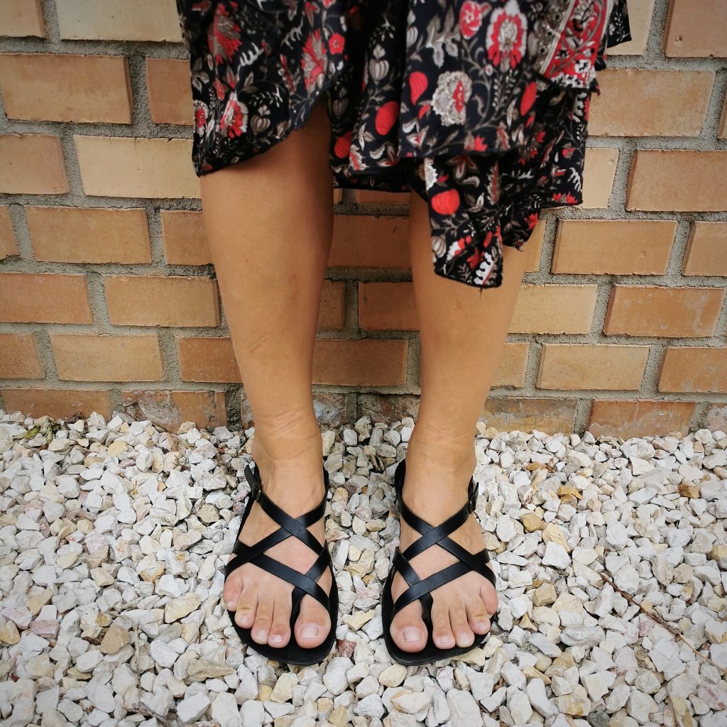 méretre készült fekete barefoot szandál