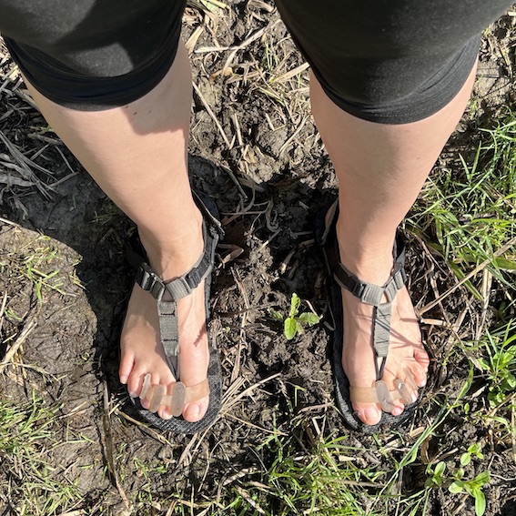 Bedrock barefoot szandál a sárban